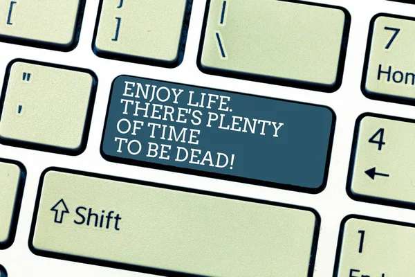 Text rukopisu Enjoy Life tam S je dostatek času být mrtvý. Pojetí znamená být šťastný, když jste naživu klávesnice kláves záměr vytvořit počítač zprávu, stisknutím klávesy klávesnice idea. — Stock fotografie