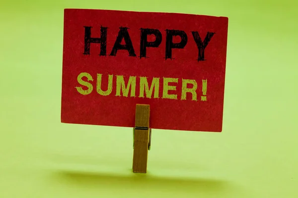 Szöveg jel mutatja a boldog nyár. Fogalmi fénykép strandok napsütés meleg napos pihenés szezon napforduló ruhacsipesz gazdaság piros könyv fontos kommunikációs üzenetek ötletek. — Stock Fotó