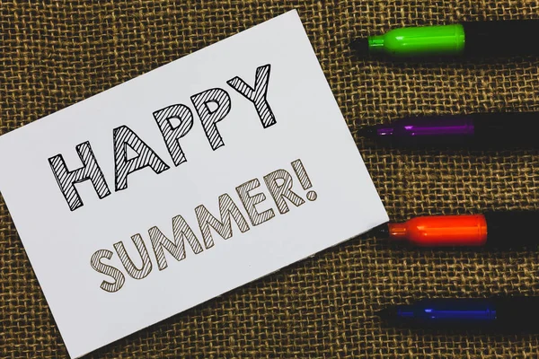 A kézírás szöveg boldog nyár. Koncepció, ami azt jelenti, strandok napsütés relaxációs meleg napos szezonban napforduló fehér könyv fontos emlékeztető kommunikáció ötleteket markerek juta háttér. — Stock Fotó