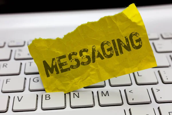 メッセージングを示すテキスト記号。テキスト メッセージのチャット メッセージを他のユーザーと概念的な写真通信 — ストック写真