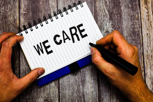 Scrivere una nota che mostri We Care. Business photo showcase Supporto Dare aiuto necessario Offrire trattamento o assistenza — Foto Stock