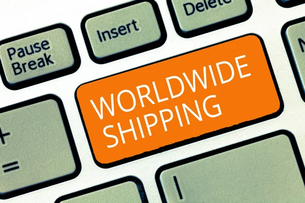 显示全球航运的文字标志。国际货物运输的海运运费概念照片 — 图库照片