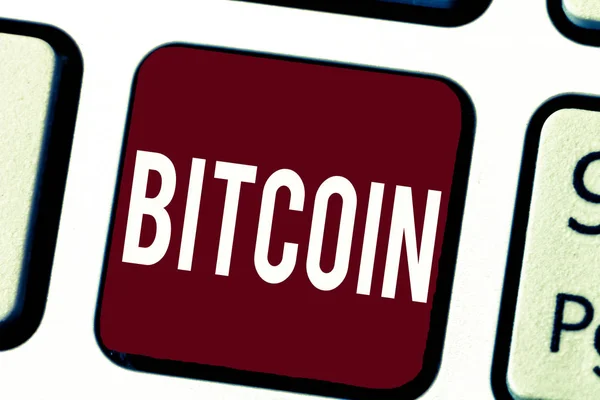 Sinal de texto mostrando Bitcoin. Foto conceitual Criptomoeda Blockchain Moeda digital Token negociável — Fotografia de Stock