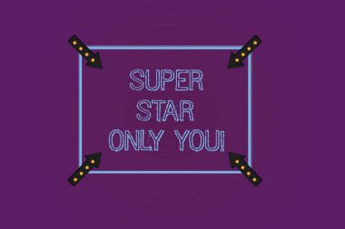 Super Star sadece size gösteren Not yazma. İş fotoğraf farklı benzersiz en parlak vitrine başarılı Meydanı anahat ile köşe oklar işaret içe doğru renk arka plan üzerinde gösteren.