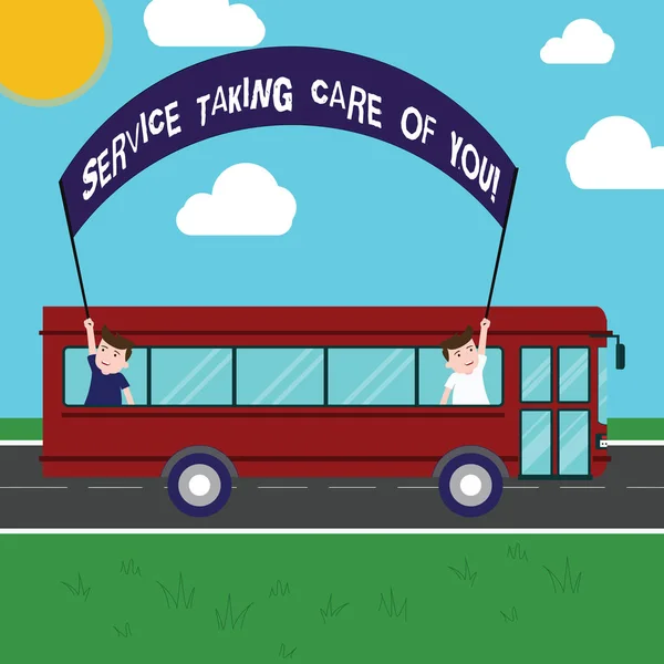 テキスト記号があなたを世話するサービスを示します。専門家アドバイス アイデア 2 子供中スクールバス保持をバナーの棒で日帰りで援助を提供する概念的な写真. — ストック写真