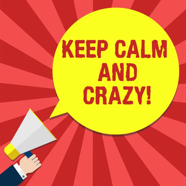 Tulisan tangan menulis Keep Calm and Crazy. Konsep yang berarti Tenang dan pergi gila senang mendapatkan bersemangat merayakan Hu analisis Tangan memegang Megaphone Kosong Warna bulat Speech Bubble foto . — Stok Foto