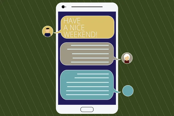 Palavra escrita texto Tenha um bom fim de semana. Conceito de negócio para Desejo que você tenha bons dias de descanso desfrutar de tempo livre Mobile Messenger Screen com cabeças de bate-papo e bolhas de discurso de cor em branco . — Fotografia de Stock