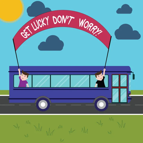 Εννοιολογική χέρι γραφή δείχνει να πάρετε τυχεροί Don T ανησυχείτε. Επαγγελματίες φωτογραφία προβάλλοντας Σταματήστε να ανησυχείτε και να έχουν μια καλή τύχη τύχη επιτυχία δύο παιδιά μέσα στο σχολικό λεωφορείο κρατώντας έξω Banner με το ραβδί. — Φωτογραφία Αρχείου