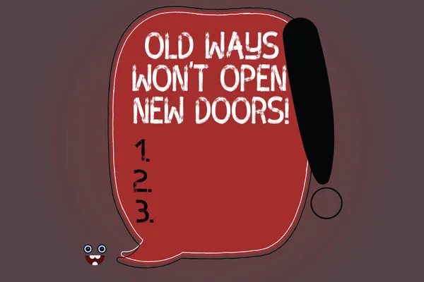 Texto de escritura de palabras Old Ways Won T Open New Doors. Concepto de negocio para cambiar la forma en que haces las cosas para lograr los objetivos Color en blanco Discurso Burbuja Delineado con el icono de la cara del monstruo de punto de exclamación . — Foto de Stock