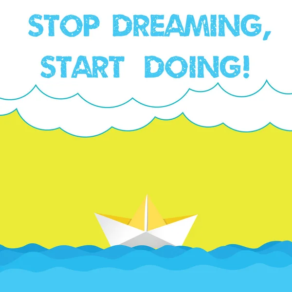 Escribir nota que muestra Stop Dreaming Start Doing. Exhibición de fotos de negocios Ponga sus sueños en acción Materializarlo Onda Nubes pesadas y Paisaje marino barco de papel Escena Copiar el espacio . — Foto de Stock