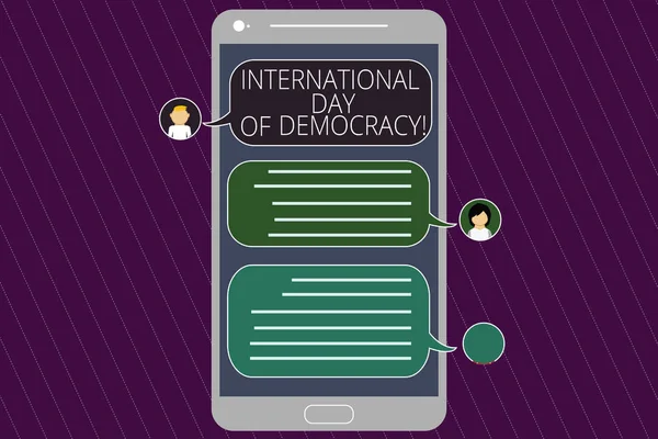 Wortschreibtext internationaler Tag der Demokratie. Geschäftskonzept zur Feier der Stimmrechte auf der ganzen Welt mobiler Messenger-Bildschirm mit Chatköpfen und leeren farbigen Sprechblasen. — Stockfoto