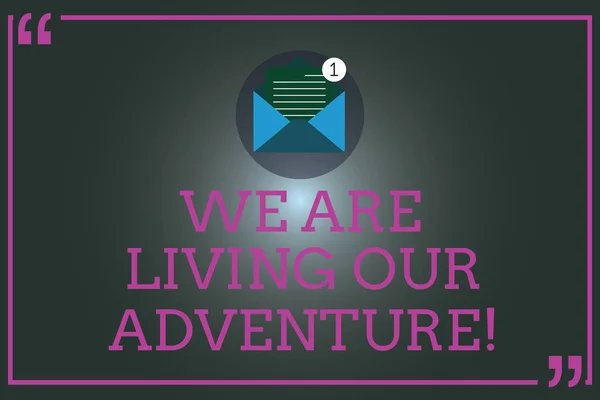 Biz Are yaşayan bizim macera gösterilen Not yazma. Exploring seyahat yaşam deneyimi açık Zarf kağıt e-posta iletisiyle tırnağının içine dünya vitrine iş fotoğraf. — Stok fotoğraf