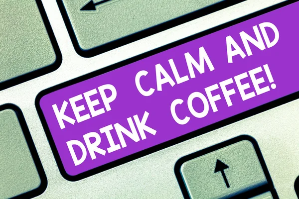 テキストの書き込み続ける穏やかな、飲むコーヒーを単語します。ホット飲料ビジネス コンセプトは常に触発されたキーボード キーのキーパッドのアイデアを押すとコンピューターのメッセージを作成する意図するになります. — ストック写真