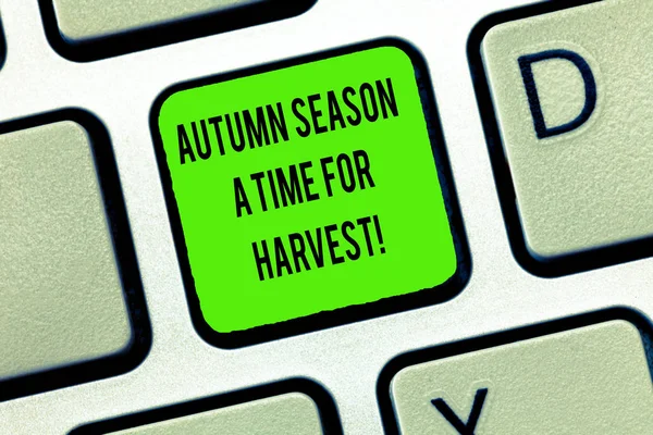 Texto escrito Autumn Season A Time For Harvest. Conceito de negócio para o melhor momento para atividades agrícolas Tecla de teclado Intenção de criar mensagem de computador, pressionando a ideia do teclado . — Fotografia de Stock