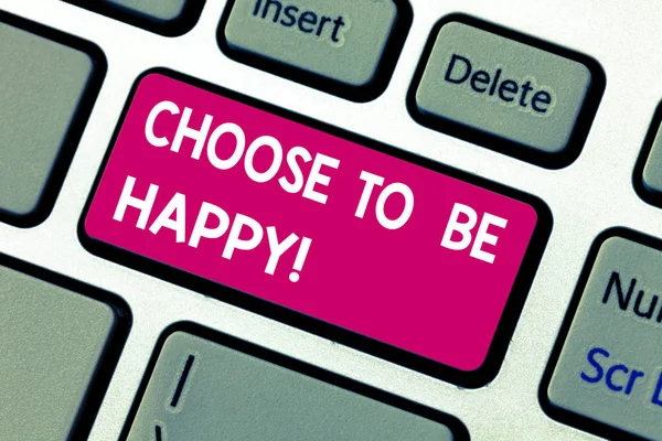 Tekst teken weergegeven: Kies To Be Happy. Conceptuele foto besluiten worden in een goed humeur smiley vrolijk blij genieten van toets op het toetsenbord te willen maken van computer bericht op idee van het toetsenbord te drukken. — Stockfoto