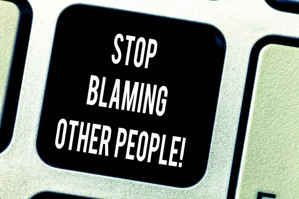 Escrevendo uma nota mostrando Stop Blaming Other People. Exibição de fotos de negócios Não faça desculpas assumir suas falhas culpa Teclado chave Intenção de criar mensagem de computador pressionando ideia teclado . — Fotografia de Stock