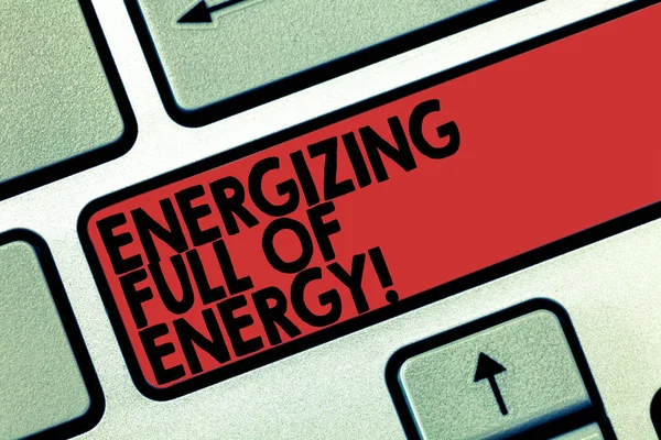 Word tekst intoetsen Energizing vol van energie. Businessconcept voor focus energiek vol macht gemotiveerd toets op het toetsenbord te willen maken van computer bericht op idee van het toetsenbord te drukken. — Stockfoto