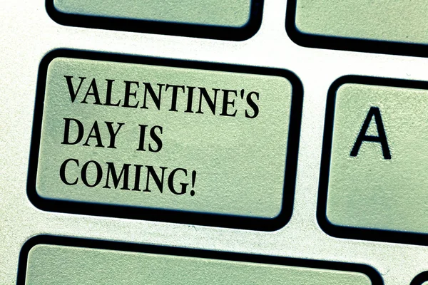Handskrift texten Valentine S Day är kommer. Begreppet mening Roanalysistic årstid kärlek firande tangent avsikt att skapa dator meddelande, att trycka på knappsatsen idé. — Stockfoto