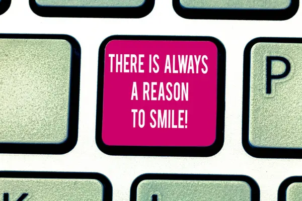写便条，说明笑总是有原因的。 商务图片展示积极的思维好的态度能量键盘键创建计算机消息按键的意图. — 图库照片