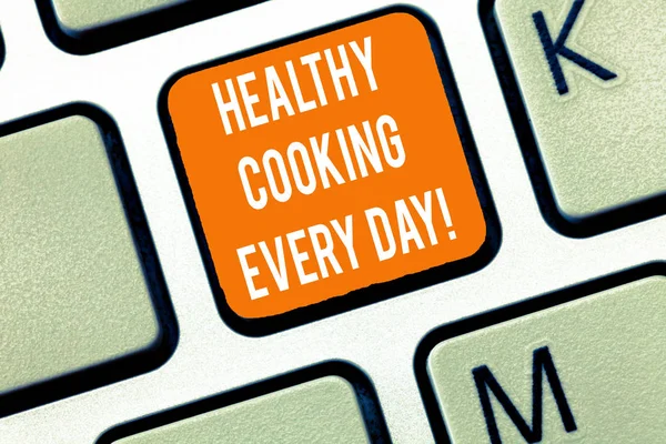 Schrijven van notitie weergegeven: gezond koken elke dag. Zakelijke foto presentatie verzorgen van gezondheid door het opstellen van organische gerechten toetsenbord te willen maken van computer bericht toetsenblok idee. — Stockfoto
