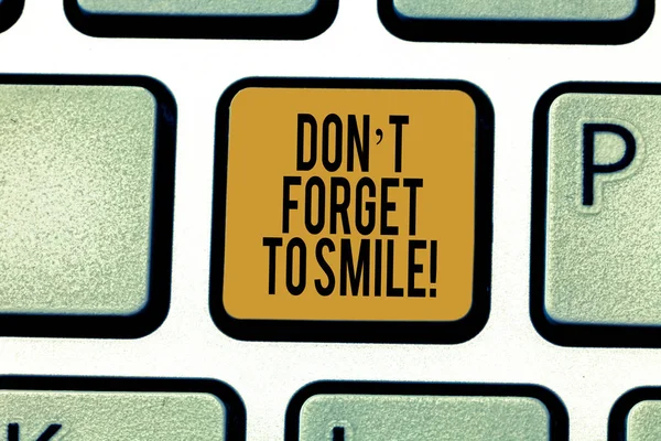 Schrijven van notitie weergegeven: Don T vergeten om te glimlachen. Zakelijke foto presentatie worden altijd vrolijke smiley verspreid en Toon van de toets op het toetsenbord geluk wil computer bericht te drukken toetsenblok idee maken. — Stockfoto