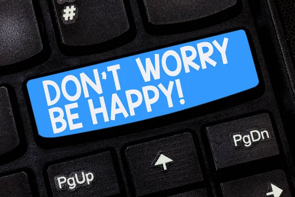 Tekst intoetsen Don T Worry Be Happy van Word. Businessconcept voor vrolijke worden positieve ontspannen geïnspireerd gemotiveerd toets op het toetsenbord te willen maken van computer bericht op idee van het toetsenbord te drukken. — Stockfoto