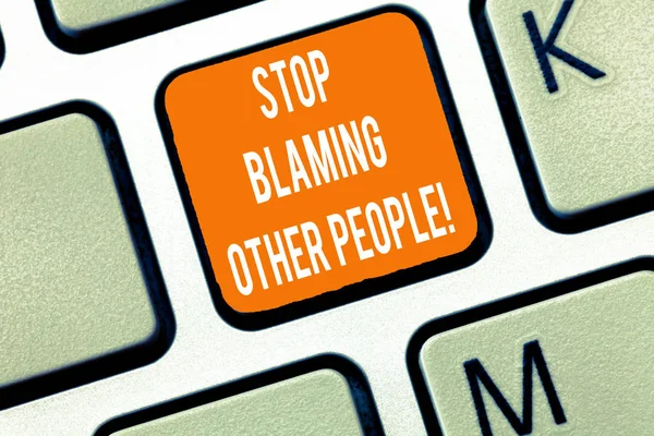Escrevendo uma nota mostrando Stop Blaming Other People. Exibição de fotos de negócios Não faça desculpas assumir suas falhas culpa Teclado Intenção de criar ideia teclado mensagem de computador . — Fotografia de Stock