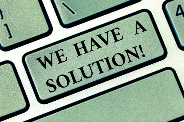 Tekst teken weergegeven: We hebben een oplossing. Conceptuele foto aanbieden om u de hulp hulp die u nodig toetsenbord toets voornemen om computer bericht, indrukken toetsenbord idee te maken. — Stockfoto