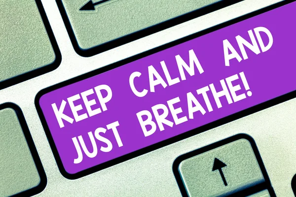 Текст, написанный словом "Успокойся и просто дыши". Бизнес-концепция для преодоления повседневных трудностей Клавиатурная клавиша для создания компьютерного сообщения нажатием клавиатуры . — стоковое фото