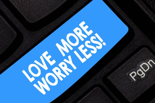 Ordet skriver text kärlek mer – oroa dig mindre. Affärsidé för har en bra attityd motivation vara älskvärd njuta livet tangent avsikt att skapa dator meddelande genom att trycka på knappsatsen idé. — Stockfoto