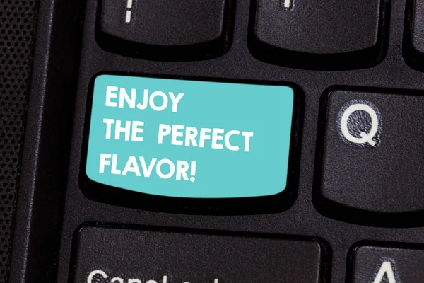 Nota de escritura que muestra Enjoy The Perfect Flavor. Exhibición de fotos de negocios Pruebe la comida o bebida y esté complacido Teclado clave Intención de crear mensaje de computadora presionando el teclado idea . — Foto de Stock