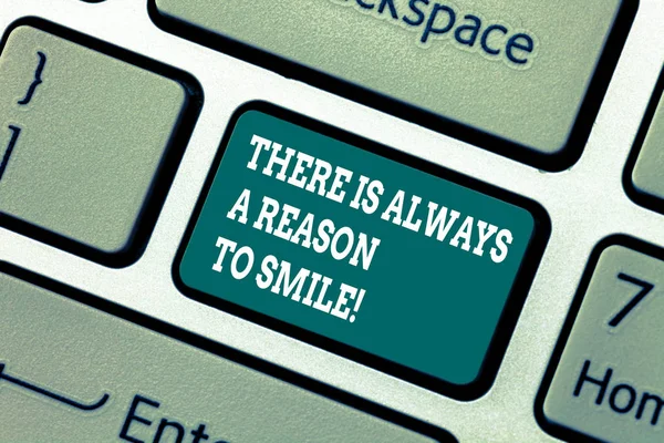 Psaný vzkaz, na kterém je vždy důvod k úsměvu. Business photo showcasing Pozitivní myšlení dobrý postoj energie Klávesnice klíč Záměr vytvořit počítačové zprávy stisknutím klávesnice nápad. — Stock fotografie