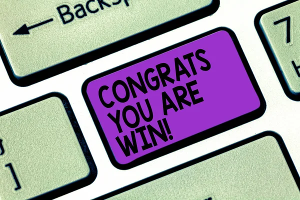 Signo de texto que muestra Felicidades que estás ganando. Foto conceptual Felicitaciones para su ganador de la competencia Lograr Teclado clave Intención de crear mensaje de ordenador presionando el teclado idea . — Foto de Stock