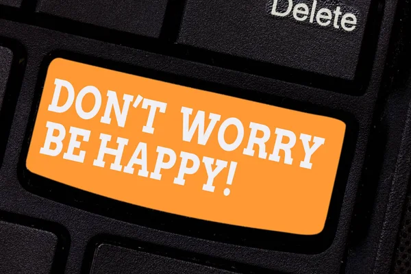 Texto escrito por palavras Don T Worry Be Happy. Conceito de negócio para alegre ser positivo relaxado inspirado chave de teclado motivado Intenção de criar mensagem de computador pressionando ideia teclado . — Fotografia de Stock