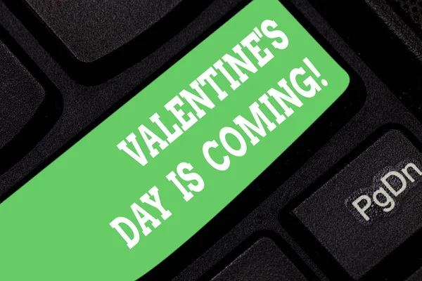 Word tekst intoetsen Valentine S Is dag komt. Businessconcept voor Roanalysistic seizoen van het jaar liefde viering toets op het toetsenbord te willen maken van computer bericht op idee van het toetsenbord te drukken. — Stockfoto