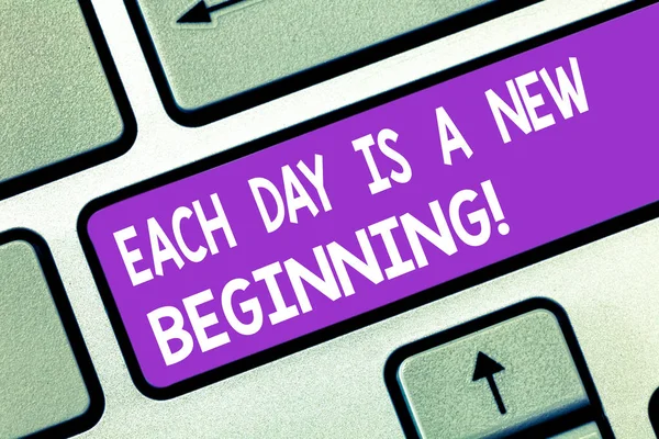 Текст текста "Каждый день - новое начало". Бизнес-концепция для "Каждого утра": можно снова запустить клавишу Inspired Keyboard, чтобы создать идею нажатия клавиатуры на сообщение компьютера . — стоковое фото
