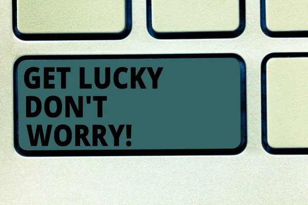 Текст слова Get Lucky Don T Worry. Бизнес-концепция для Stop беспокойства и удачи Клавиатура клавиша для создания компьютерных сообщений нажатием клавиатуры идея . — стоковое фото