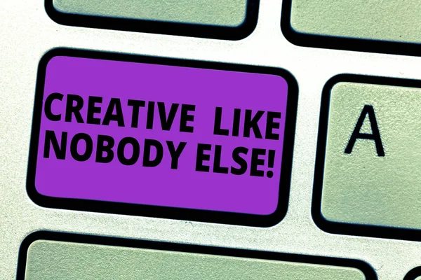 Escritura a mano conceptual que muestra Creative Like Nobody Else. Texto de la foto de negocios Top Creatividad de alta calidad la tecla de teclado más original Intención de crear una idea de mensaje de ordenador . — Foto de Stock