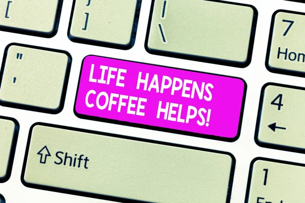 Почерк текста Life Happens Coffee Helps. Иметь чашку горячего напитка, чтобы развеселить клавишу клавиатуры Намерение создать компьютерное сообщение, нажав кнопку идея . — стоковое фото