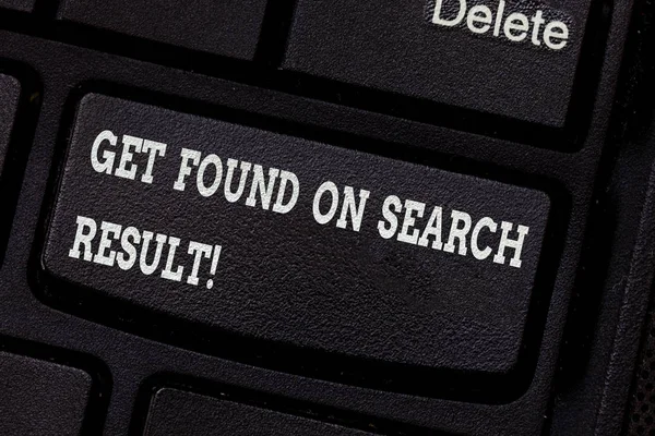 Escribir una nota mostrando Get Found On Search Result. Muestra de fotos de negocios Optimización de motores de búsqueda buenos servicios Teclado clave Intención de crear mensaje de computadora presionando el teclado idea . — Foto de Stock