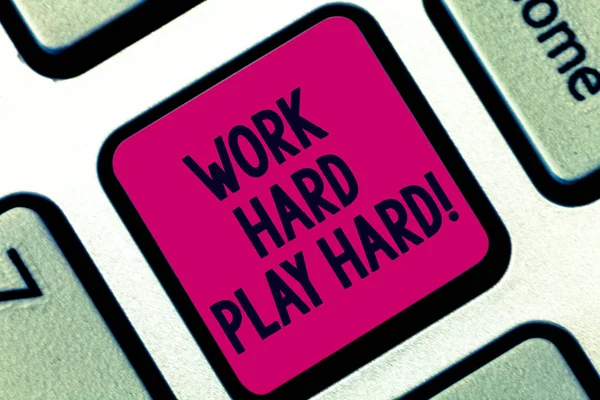 Handskrift text Work Hard Play Hard. Begreppet mening gör en balans i tillvaron mellan jobb och fritid tangent avsikt att skapa dator meddelande genom att trycka på knappsatsen idé. — Stockfoto