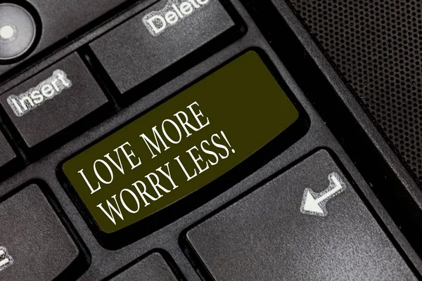 Ordet skriver text kärlek mer – oroa dig mindre. Affärsidé för har en bra attityd motivation vara älskvärd njuta livet tangent avsikt att skapa dator meddelande genom att trycka på knappsatsen idé. — Stockfoto