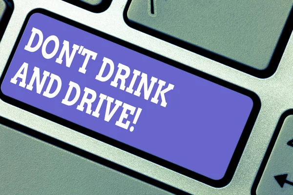 Texte d'écriture de mot Don T Drink And Drive. Concept d'entreprise pour Ne prenez pas de boissons alcoolisées si vous conduisez Clé de clavier Intention de créer un message informatique appuyant sur l'idée du clavier . — Photo