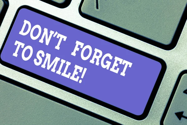 Word tekst intoetsen Don T vergeten om te glimlachen. Businessconcept voor altijd vrolijke smiley verspreiding en laten zien van de toets op het toetsenbord geluk willen maken van computer bericht op idee van het toetsenbord te drukken. — Stockfoto