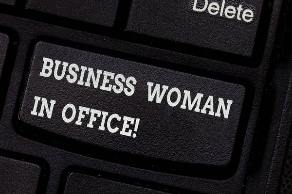 Nota de escritura que muestra Business Woanalysis In Office. Foto de negocios mostrando Poder femenino Empoderamiento femenino Líder mujeres Teclado clave Intención de crear mensaje de computadora presionando el teclado idea . — Foto de Stock