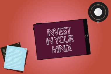 Yatırım In Your Mind gösterilen metin işareti. Kavramsal fotoğraf olsun yeni bilgi daha fazla eğitim geliştirmek kendinizi Tablet boş ekran fincan tabağı ve boş renk arka plan üzerinde dolgu yaprakları.