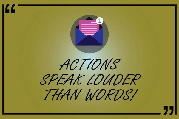 การเขียนข้อความ การกระทํา พูดดังกว่าคํา แนวคิดธุรกิจสําหรับการทําให้การดําเนินการประสบความสําเร็จมากขึ้นพูดคุยเปิดซองน้อยลงด้วยกระดาษ ข้อความอีเมลใหม่ภายใน . — ภาพถ่ายสต็อก
