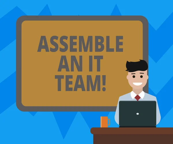 Tekst teken weergegeven: assembleren An It Team. Conceptuele foto de groep van de technologie van de informatie van de maken van deskundigen leeg grenst aan de Raad van bestuur achter de Man met Laptop mok op Bureau zitten glimlachen. — Stockfoto