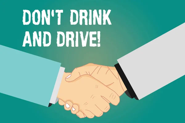 Word tekst intoetsen Don T drinken en rijden. Businessconcept voor neem niet alcoholische dranken als u rijdt Hu analyse schudden handen op overeenkomst groet gebaar teken van Respect foto. — Stockfoto