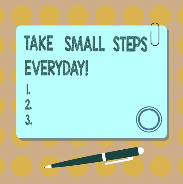 Konzeptionelle Handschrift, die zeigt, wie man jeden Tag kleine Schritte macht. Business-Foto präsentiert Schritt für Schritt können Sie alle Ihre Ziele quadratische Farbtafel mit Magnet-Klick-Kugelschreiber und Clip erreichen. — Stockfoto
